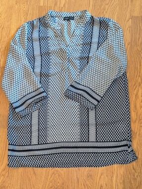 Adrienne Vittadini Navy And White Two-button V-neck Tunic